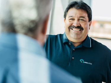 Homme souriant qui porte un polo Prologis